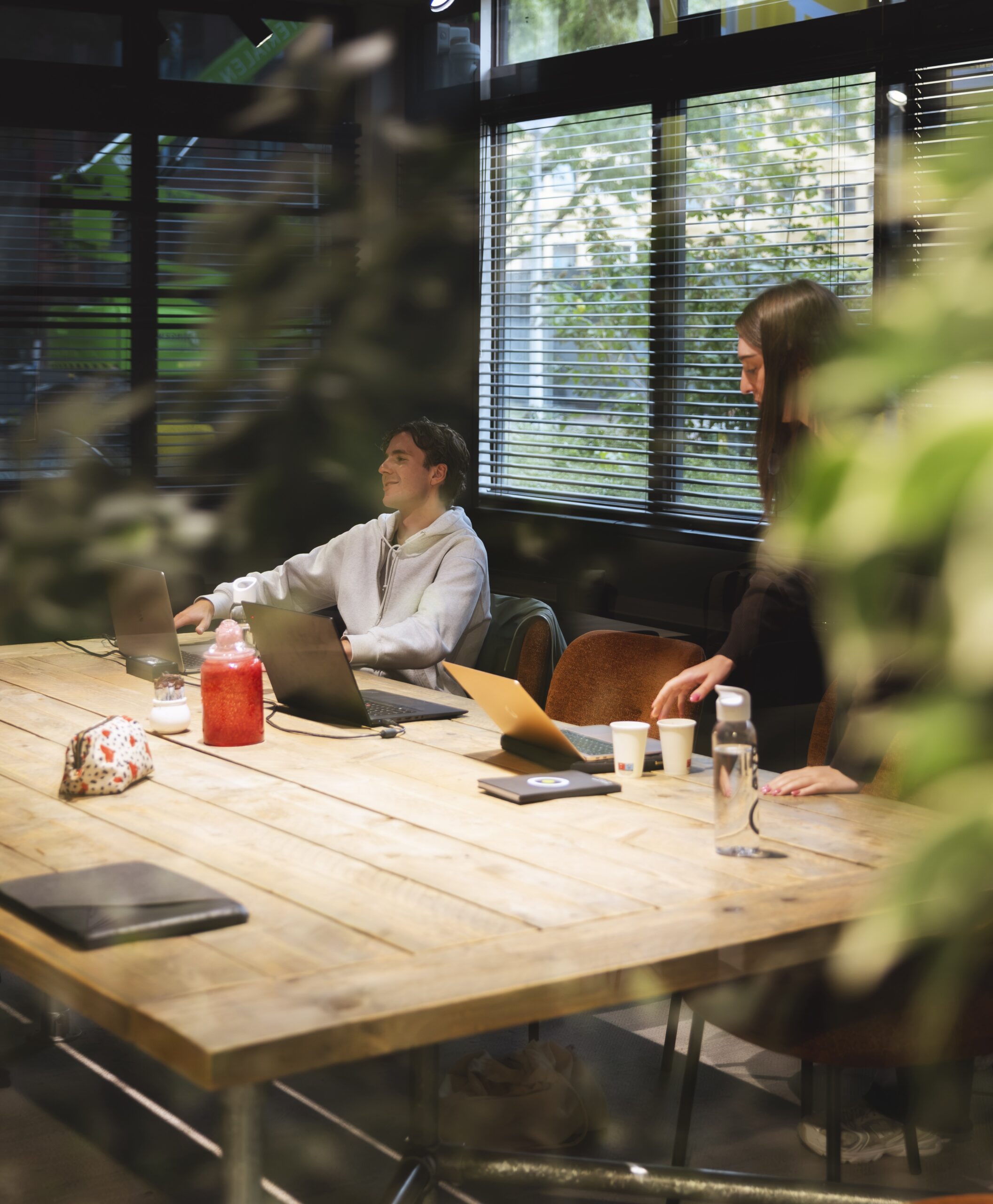 Collega's aan het werk aan een lange tafel