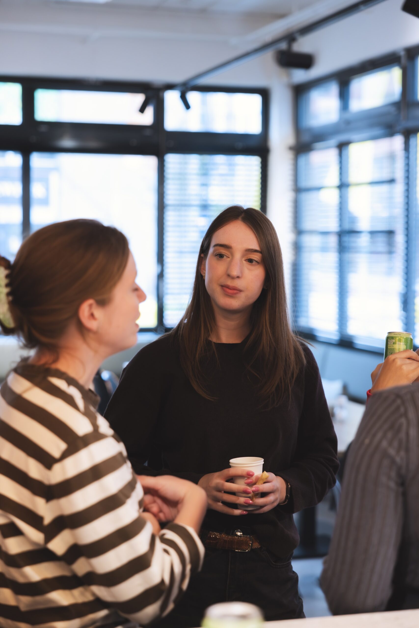 Twee collega's in gesprek met koffie